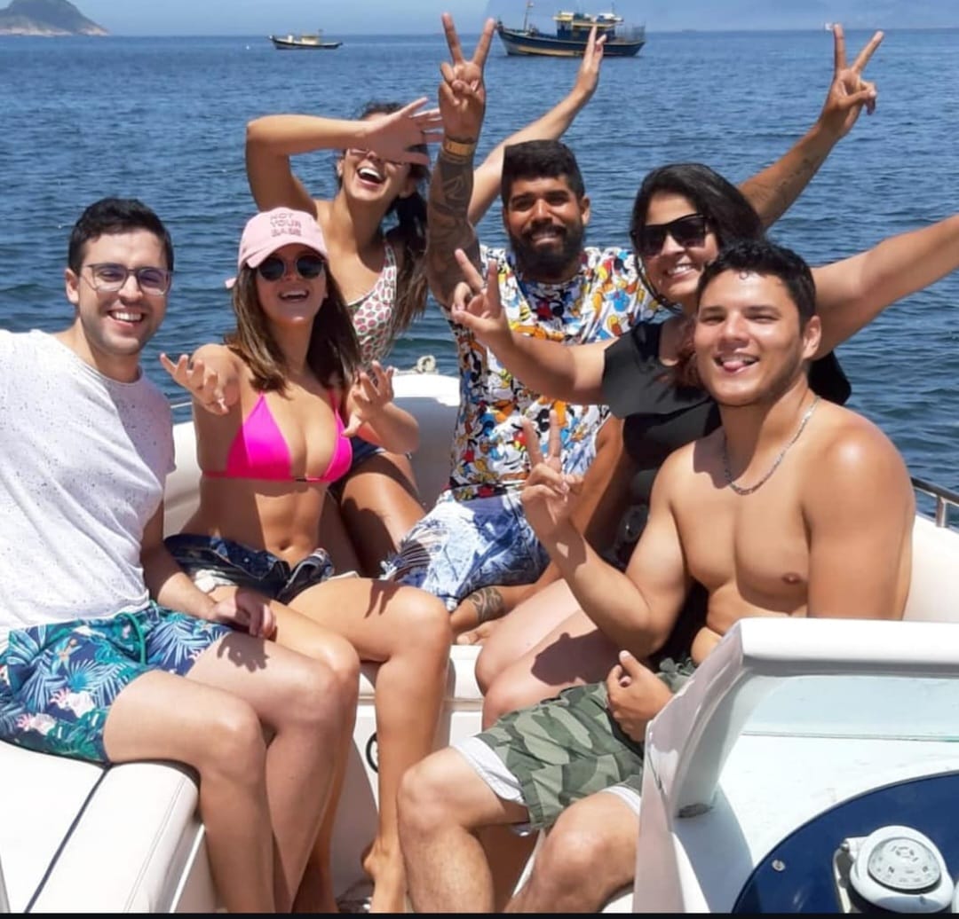 Grupo de amigos em passeio privativo Surfstar